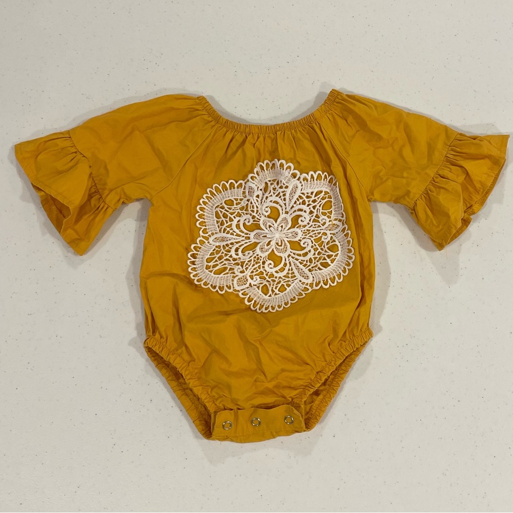 Ruffle onesie with appliqué. European size 80